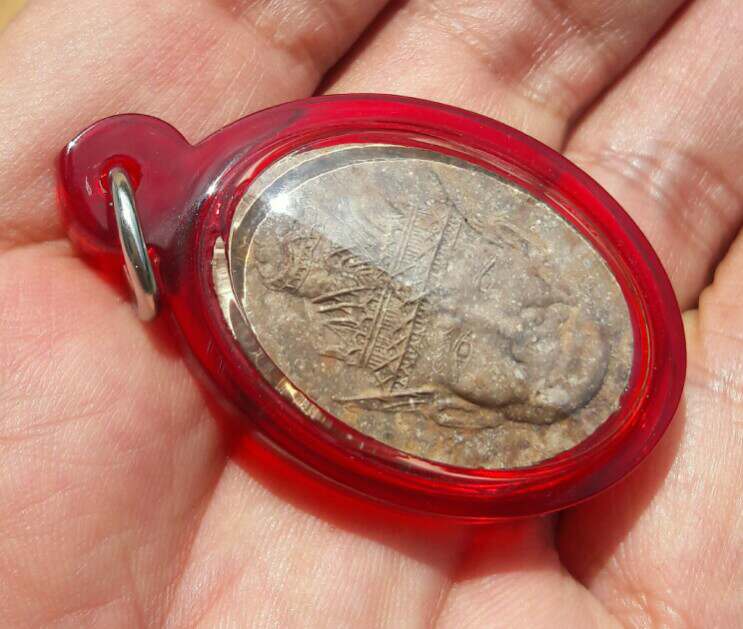 เศียรฤาษีพ่อแก่ หลวงปู่หงษ์ พรหมปัญโญ วัดเพชรบุรี จ.สุรินทร์ เนื้อผงผสมชานหมาก ปี 2537 เคาะเดียว