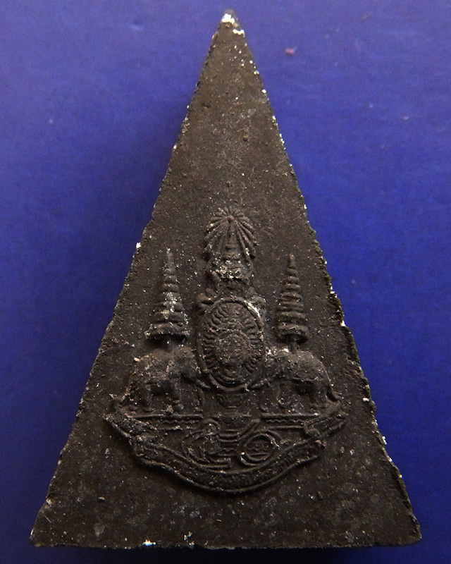 4.พระกำลังแผ่นดิน พิมพ์ใหญ่ มวลสารจิตรลดา (เนื้อดำ) ในหลวงครองราชครบ 50 พรรษา พ.ศ. 2539 พร้อมกล่อง