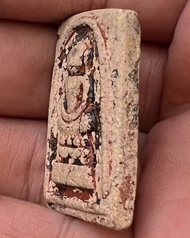 สมเด็จพิมพ์ไกเซอร์เนื้อจัดลงรัก ลงชาด ขนาด 2.5x3.6 ซ.ม. พระบ้านเก่าเก็บหลายสิบปีไม่ทราบที่