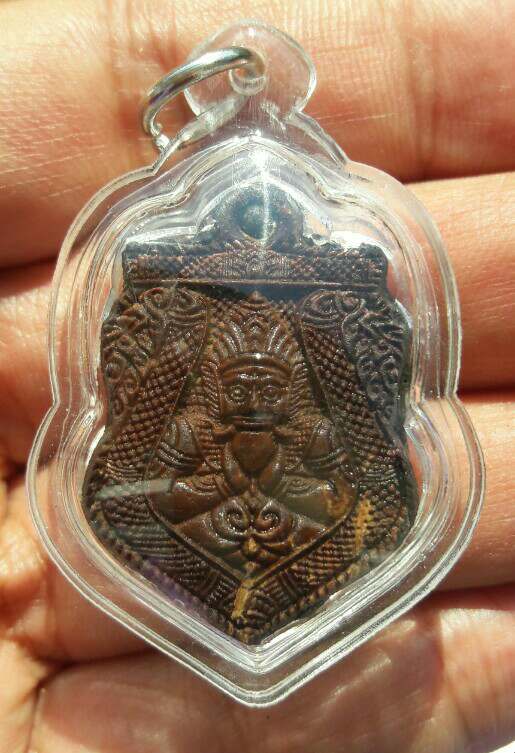 กะลาแกะ หลวงปู่หงษ์ พรหมปัญโญ ด้านหลังจัดเต็ม วัดเพชรบุรี จ.สุรินทร์ เลี่ยมหนาๆ เคาะเดียว