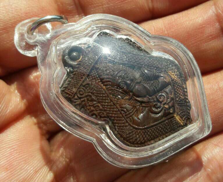 กะลาแกะ หลวงปู่หงษ์ พรหมปัญโญ ด้านหลังจัดเต็ม วัดเพชรบุรี จ.สุรินทร์ เลี่ยมหนาๆ เคาะเดียว