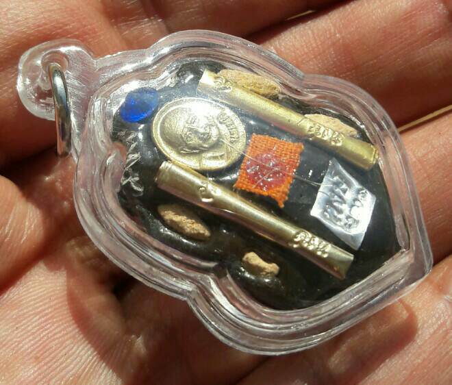 กะลาแกะ หลวงปู่หงษ์ พรหมปัญโญ ด้านหลังจัดเต็ม วัดเพชรบุรี จ.สุรินทร์ เลี่ยมหนาๆ เคาะเดียว