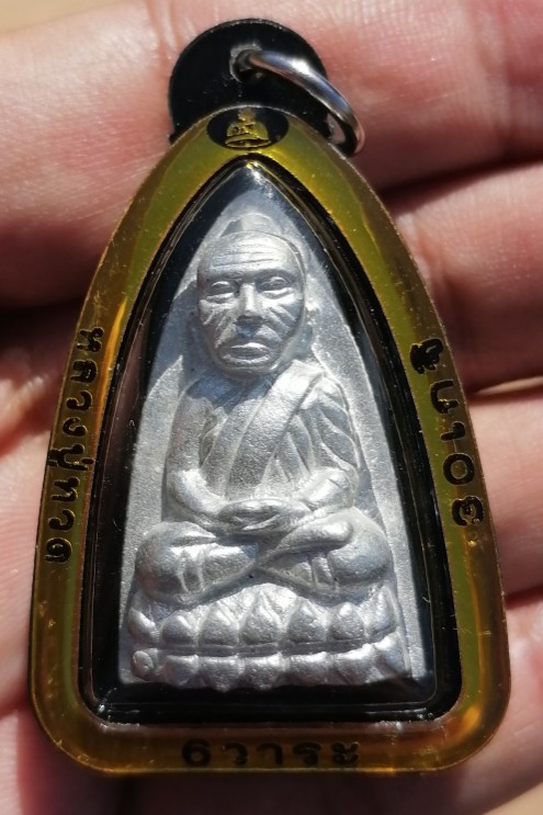 หลวงปู่ทวด​ พิมพ์เตารีด​ เนื้อปีกเครื่องบิน​ เสก​ 6​ วาระ​ 30​ เกจิ ตอกหมายเลข​ ปี​ 2566​ เคาะเดียว 