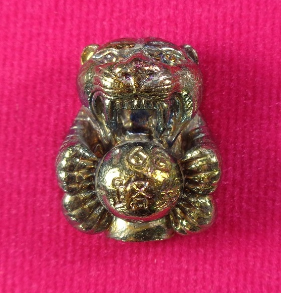 ลูกอมเสือรุ่น 168 หลวงปู่แสน วัดบ้านหนองจิก จ.ศรีสะเกษ เนื้อผิวรุ้ง อุดผงมวลสาร สวยครับ