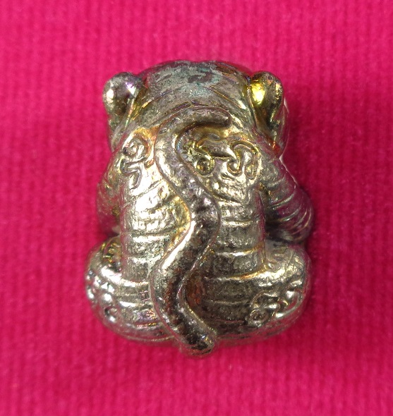 ลูกอมเสือรุ่น 168 หลวงปู่แสน วัดบ้านหนองจิก จ.ศรีสะเกษ เนื้อผิวรุ้ง อุดผงมวลสาร สวยครับ