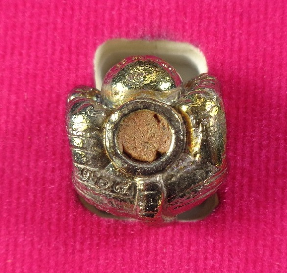 ลูกอมเสือรุ่น 168 หลวงปู่แสน วัดบ้านหนองจิก จ.ศรีสะเกษ เนื้อผิวรุ้ง อุดผงมวลสาร สวยครับ