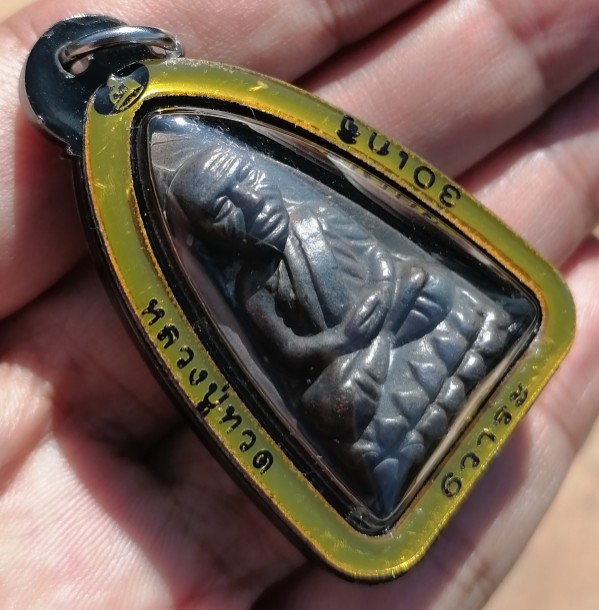 หลวงปู่ทวด​ พิมพ์เตารีด​ ปลุกเสก​ 6​ วาระ​ 30​ เกจิ ตอกหมายเลข​ เลี่ยมกันน้ำ​ ปี​ 2566​ เคาะเดียว   