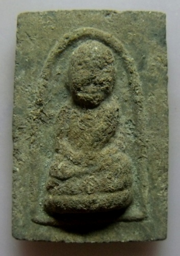 **เบา​ๆ​**หลวงปู่ทวดเนื้อว่าภนพิมพ์สี่เหลี่ยม หลังสถูปเจดีย์ โรยผงไม้หน้า-หลัง **สวยๆ เชิญชมครับ