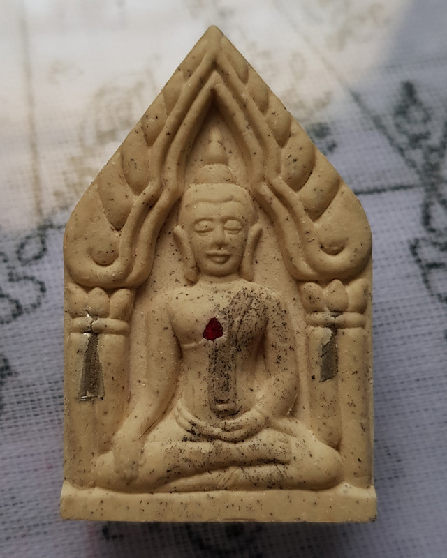 พระขุนแผน เนื้อผงพุทธคุณสีขาว รุ่น คูณเงิน คูณทอง ผังตะกรุด อุดพลอย หลวงพ่อคูณ วัดบ้านไร่ ปี 2556