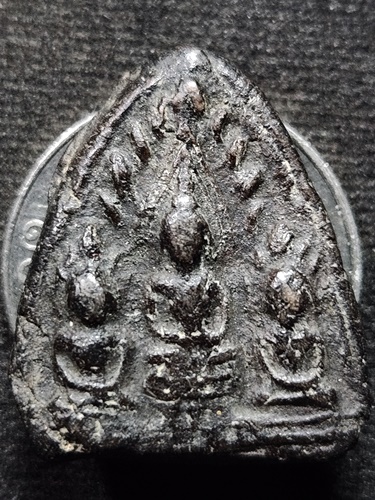 วัดทุ่งคอก จ.สุพรรณบุรี  พระตรีกาย (พระสาม)  หลวงพ่อแดง สงฺฆรกฺขิโต  เนื้อผงใบลานเก่าผสมแร่สีดำ