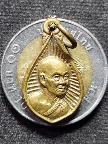 วัดไผ่โรงวัว  สุพรรณบุรี เหรียญหยดน้ำหลวงพ่อขอม หลังพระพุทธโคดม