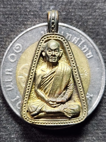 วัดไผ่โรงวัว จ.สุพรรณบุรี  เหรียญหล่อ หลวงพ่อขอม  จอบเล็ก88ปี 