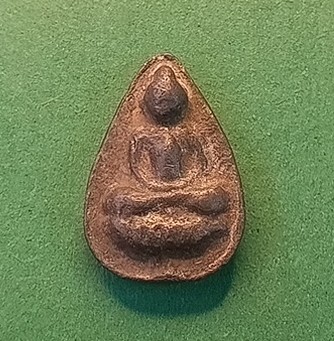 พระกลีบบัวเนื้อตะกั่ว หลังยันต์หลวงพ่อปล้องวัดหลุมดิน จังหวัดราชบุรี