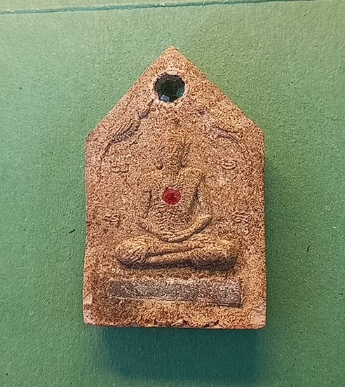 พระขุนแผนหลวงปู่ สวัสดิ์ วัดป่า แสนอุดม จังหวัดอุบล หลังพระฤาษีฝังพลอย อาจารย์เปล่งบุญยืนร่วมปลุกเสก