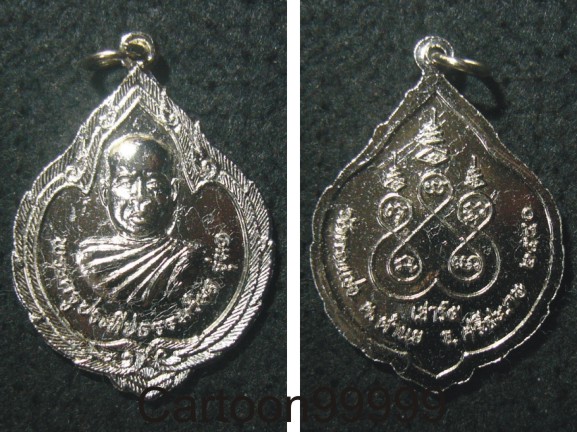 เหรียญรุ่นแรก พระครูประทีปธรรมวิมล วัดกระแชง ศรีสะเกษ เหรียญสวยวิ้งครับ จัดให้ ๓ เหรียญ ๓ เนื้อครับ