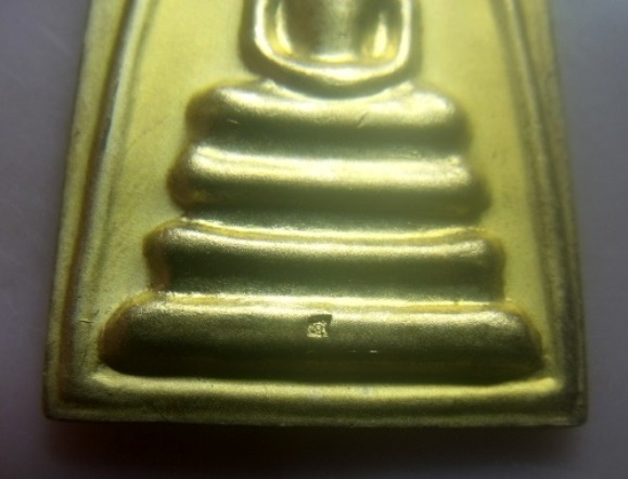 **เบาๆ**สมเด็จหลังคาถายอดพระกัณฑ์ไตรปิฎก เนื้อโลหะชุบทองพ่นทราย วัดมกุฏกษัตริย์ ปี๒๕๔๘**ตอกโค้ด สวย