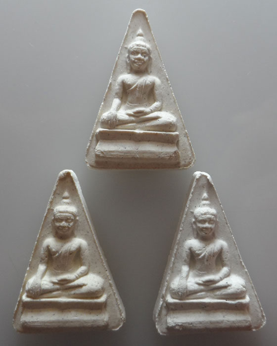 (120฿) พระนางพญา หลวงตามหาบัว วัดป่าบ้านตาด จ.อุดรธานี (๓ องค์)