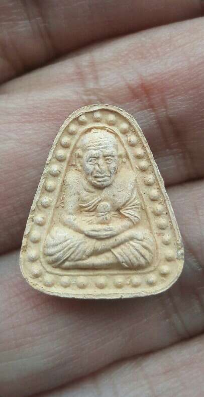 หลวงปู่ทวด พิมพ์จอบเล็ก เนื้อดินแดง วัดห้วยมงคล (ครบรอบ 1 ปี) ปี 2548 นอนกล่อง เคาะเดียว   