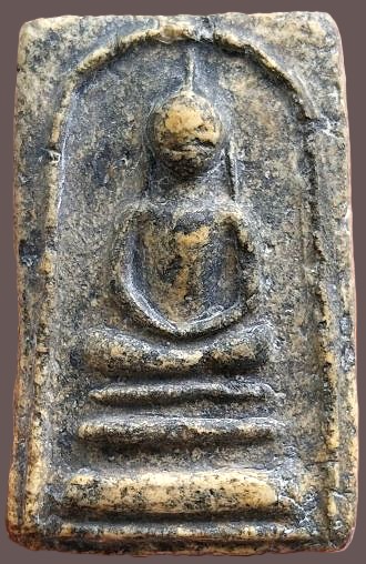 *สมเด็จฯ พิมพ์ไกเซอร์หูยาวประบ่า เนื้อผง หลวงพ่อสุพจน์ วัดสุทัศน์ฯ ปี๒๔๘๔*