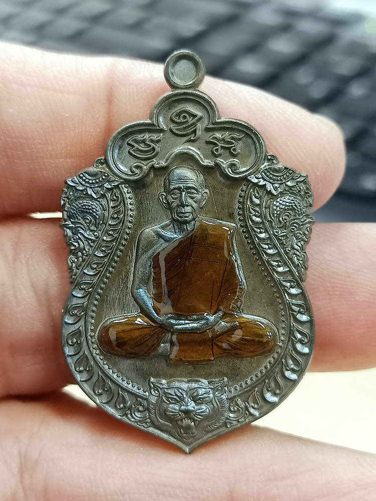 4-585 เหรียญเสมาเสือคาบแก้ว หลวงพ่อคูณ วัดบัลลังก์ จ.นครราชสีมา 2567 หมายเลข 360 กล่องเดิม