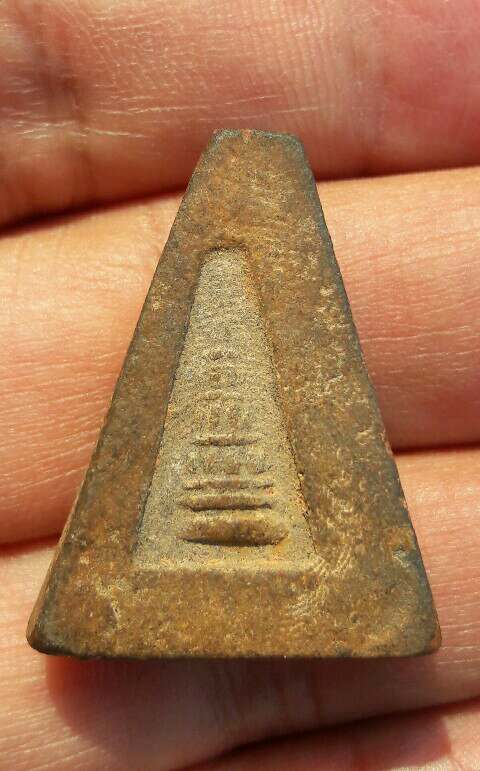 พระผงสุพรรณจงอางศึก อู่ทองจงอางศึก(มุ่ย ถิร โพธิ์ โต๊ะ เงิน และคณาจารย์เกือบ 60 รูป) เคาะเดียว(34)