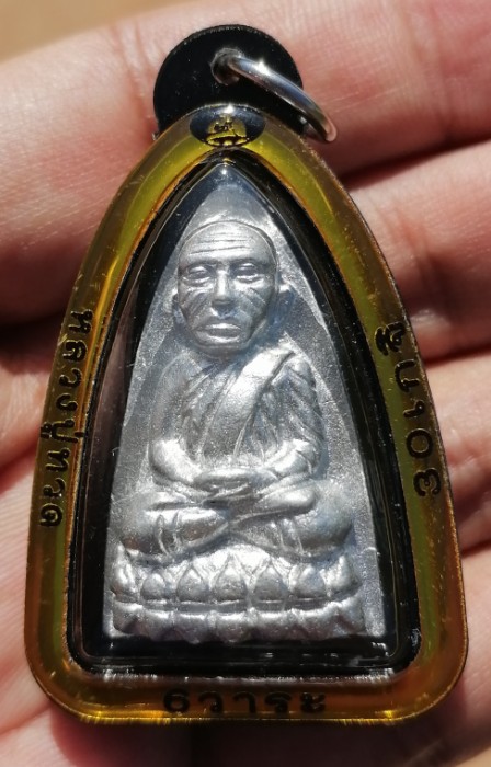 หลวงปู่ทวด​ พิมพ์เตารีด​ เนื้อปีกเครื่องบิน​ เสก​ 6​ วาระ​ 30​ เกจิ ตอกหมายเลข​ ปี​ 2566​ เคาะเดียว 