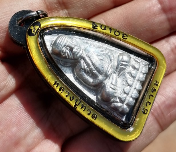 หลวงปู่ทวด​ พิมพ์เตารีด​ เนื้อปีกเครื่องบิน​ เสก​ 6​ วาระ​ 30​ เกจิ ตอกหมายเลข​ ปี​ 2566​ เคาะเดียว 