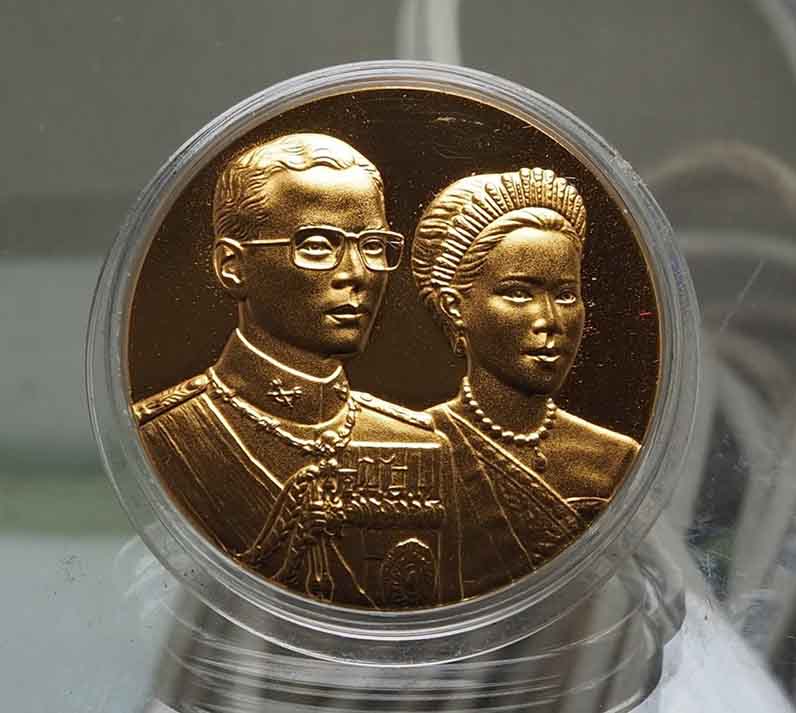 เหรียญพระราชทาน พร้อมกล่องเดิม รับประกันแท้ตลอดชีพ