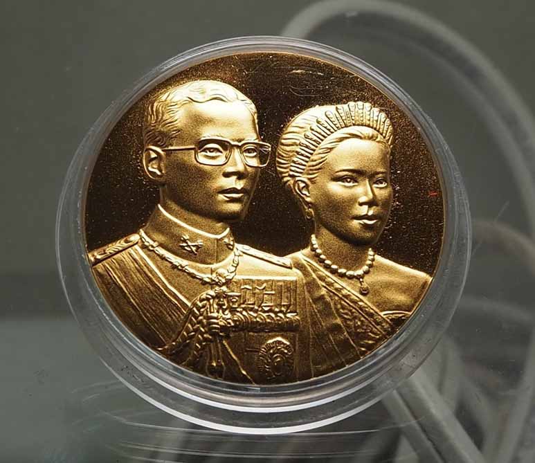 เหรียญพระราชทาน พร้อมกล่องเดิม รับประกันแท้ตลอดชีพ