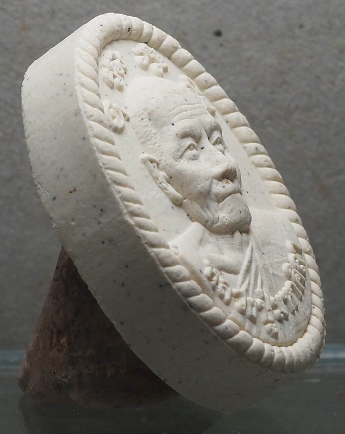 3.	พระผงดวงเศรษฐีรุ่น ๑ บล็อคยางไหล่จิกหลวงปู่มหาศิลา สิริจันโท วัดโพธิ์ศรีสะอาด จังหวัดกาฬสินธุ์