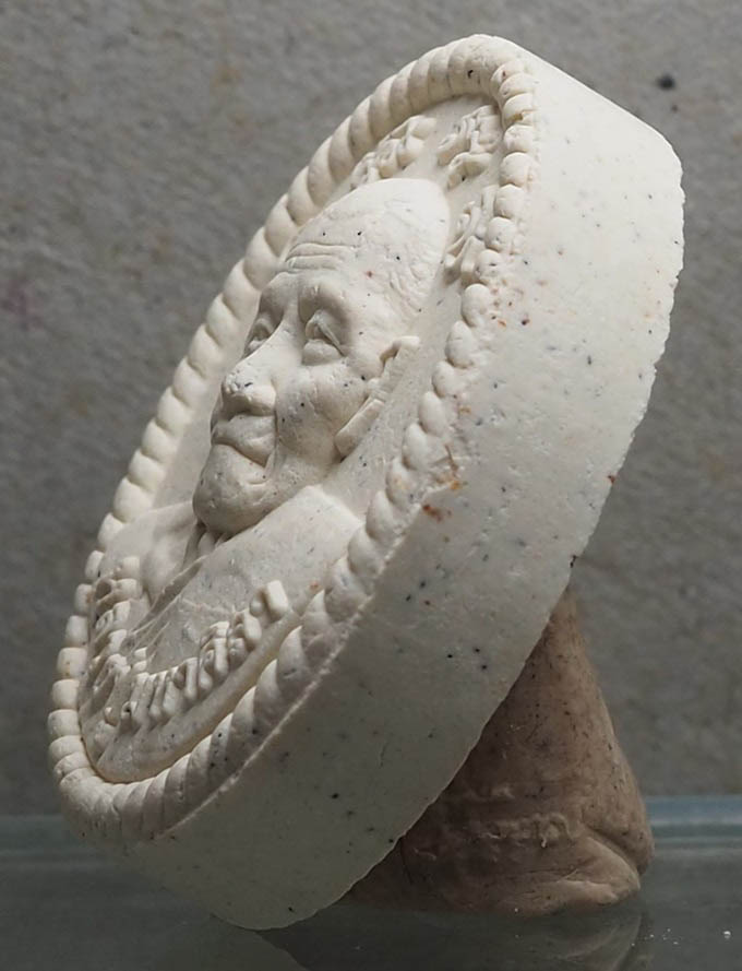 3.	พระผงดวงเศรษฐีรุ่น ๑ บล็อคยางไหล่จิกหลวงปู่มหาศิลา สิริจันโท วัดโพธิ์ศรีสะอาด จังหวัดกาฬสินธุ์