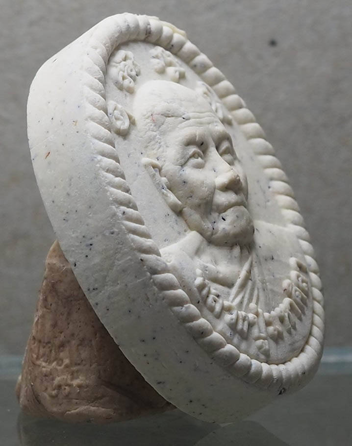 2.พระผงดวงเศรษฐีรุ่น ๑ บล็อคยางไหล่จิกหลวงปู่มหาศิลา สิริจันโท วัดโพธิ์ศรีสะอาด จังหวัดกาฬสินธุ์