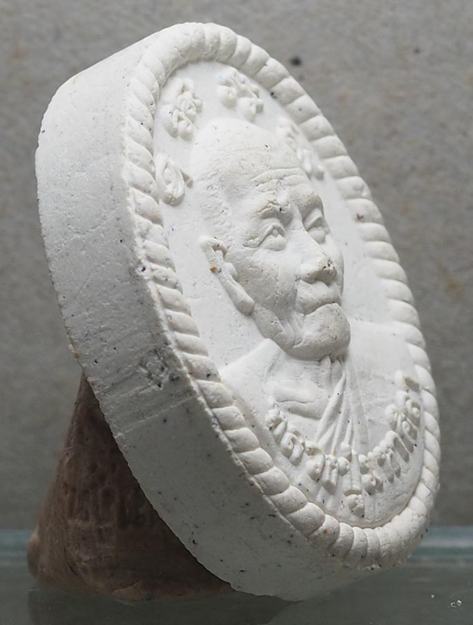 1.พระผงดวงเศรษฐีรุ่น ๑ บล็อคยางไหล่ขึดหลวงปู่มหาศิลา สิริจันโท วัดโพธิ์ศรีสะอาด จังหวัดกาฬสินธุ์