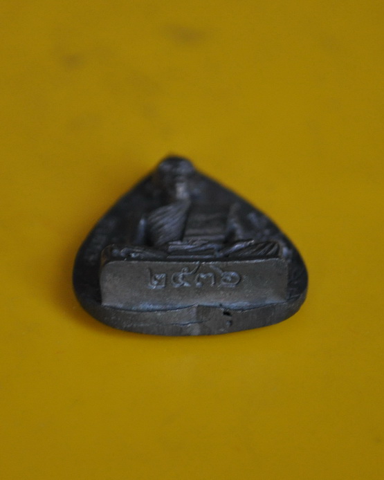 รูปเหมือนใบโพธิ์ หลวงพ่อคูณ เนื้อนวะโลหะ รุ่น คูณบารมีกูให้สร้าง 