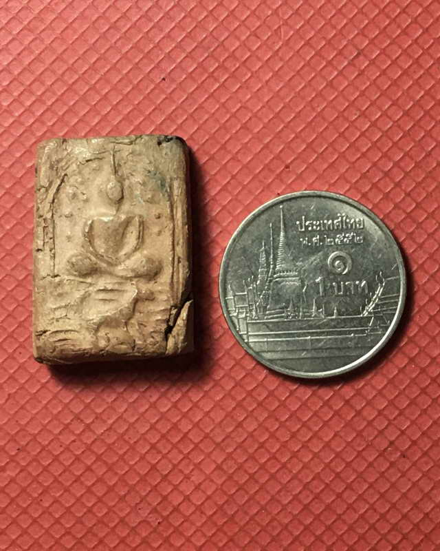 พระเนื้อดินพิมพ์สิบสองนักษัตร  ปีจอ  หลวงพ่อเล็ก วัดท่าอิฐ ฉะเชิงเทรา ปี 2484 เคาะเดียวแดง