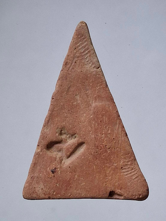 พระนางพญาหลังกด ฆ. หลวงพ่อครื้น วัดสังโฆสิตาราม อ.บางปลาม้า จ.สุพรรณบุรี เนื้อดินเผา