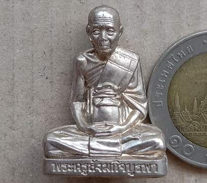 รูปเหมือนปั๊ม หลวงปู่บัว ถามโก วัดศรีบุรพาราม ปี2554 รุ่นสร้างบารมี เนื้ออัลปาก้า หมายเลข660+กล่อง