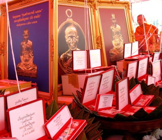 รูปเหมือนปั๊ม หลวงปู่บัว ถามโก วัดศรีบุรพาราม ปี2554 รุ่นสร้างบารมี เนื้ออัลปาก้า หมายเลข660+กล่อง