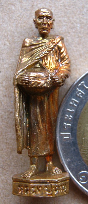 รูปเหมือนยืนอุ้มบาตรหลวงปู่คำบุ วัดกุดชมภู จ.อุบลราชธานี ปี2553เลข83 รุ่นเจริญสุข ร่ำรวย +กล่องเดิม