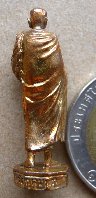 รูปเหมือนยืนอุ้มบาตรหลวงปู่คำบุ วัดกุดชมภู จ.อุบลราชธานี ปี2553เลข83 รุ่นเจริญสุข ร่ำรวย +กล่องเดิม