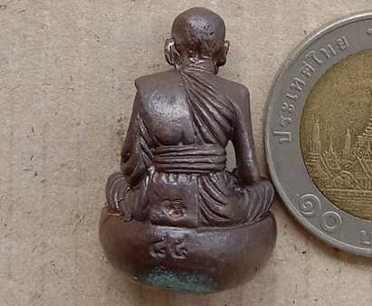 รูปหล่อเจริญพร(ก้นถ้วย)หลวงพ่อเพี้ยน วัดเกริ่นกฐิน จ.ลพบุรี ปี2554 เนื้อทองแดงรมดำ หมายเลข+กล่อง