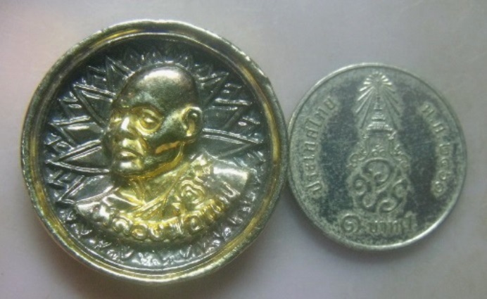 **เบาๆ**เหรียญหล่อล้อแม็กซ์ หลังยันต์ หลวงพ่อแพ วัดพิกุลทอง จ.สิงห์บุรี**กะไหล่ทอง สวยๆ