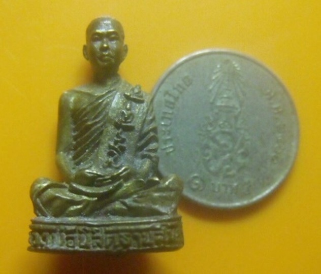 **เบาๆ**รูปหล่ออุดกริ่ง หลวงพ่อเณร พระครูปลัดนิสิตฐานสัมปันโน วัดซับน้อยธรรมรัศมี จ.เพชรบูรณ์**สวยๆ