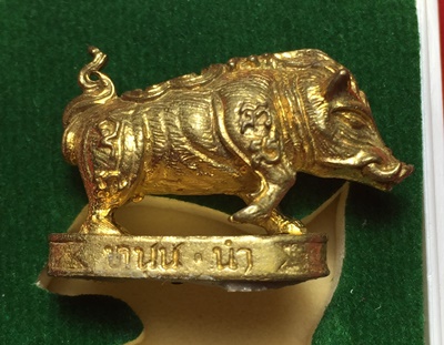 หมูมหามงคลคูณทอง หลวงพ่อคูณ วัดบ้านไร่ ปี2553 เนื้อทองทิพย์ ใต้ฐานอุดผงจีวรเกศา+ตะกรุด เลข1445+กล่อง