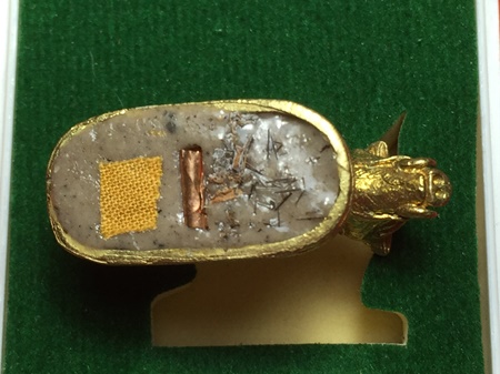 หมูมหามงคลคูณทอง หลวงพ่อคูณ วัดบ้านไร่ ปี2553 เนื้อทองทิพย์ ใต้ฐานอุดผงจีวรเกศา+ตะกรุด เลข1964+กล่อง