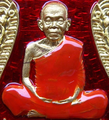 เหรียญเสมาหน้าเลื่อน นิรันตราย เหนือดวง ปี2557 ทองระฆังลงยาสีแดง หมายเลข2883พร้อมกล่องเดิม