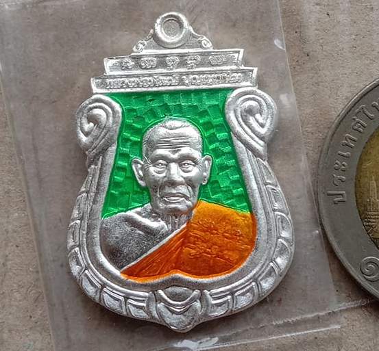 เหรียญ“เสมารวยชนะจน๙๙ หลวงพ่อพัฒน์ วัดห้วยด้วน นครสวรรค์ เนื้อเงินลงยาเขียว จีวรเหลือง เลข173+กล่อง