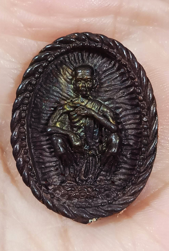 เหรียญหล่อเนื้อทองเหลือง รุ่น อยู่ไหนก็รวย หลวงพ่อคูณ ปริสุทโธ วัดบ้านไร่ พ.ศ.2536