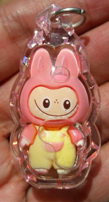 ลาบูบู้ ด้านหลังมีจาร ตะกรุดบรรจุมวลสาร เคาะเดียว    