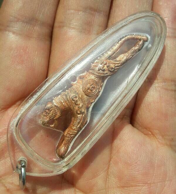 เสือยันต์กลับตัวใหญ่ หลวงปู่แย้ม วัดตะเคียน รุ่น 8 แท้-ทันหลวงปู่ เนื้อทองแดง เลี่ยมพร้อมใช้  เคาะเด